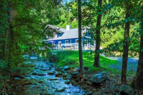 Modern and Romantic Creekside 1BR Hot Tub! FREE Attraction Tickets